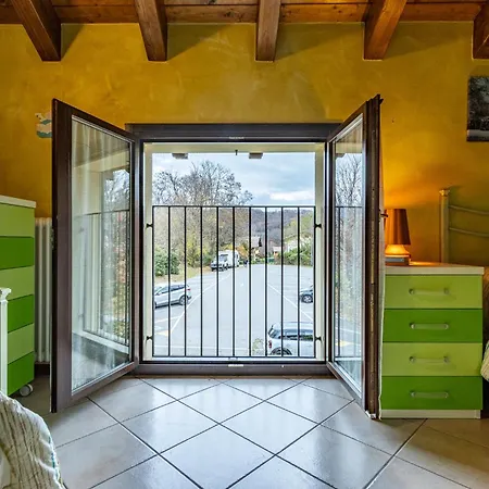 Bellagio Magreglio - Terrace & Free Parking Апартаменты *